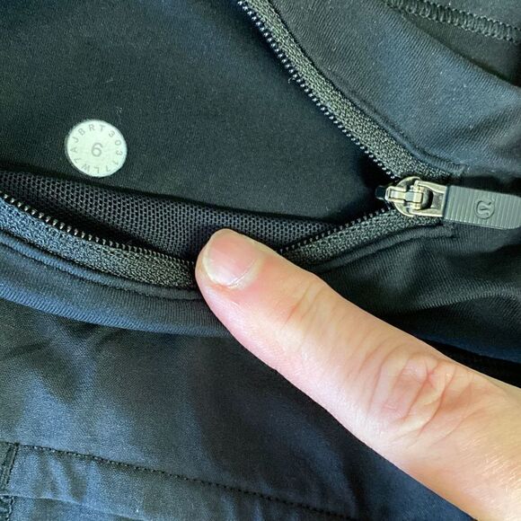 Lululemon black shortie shorts black size 6 - Picture 4 of 6